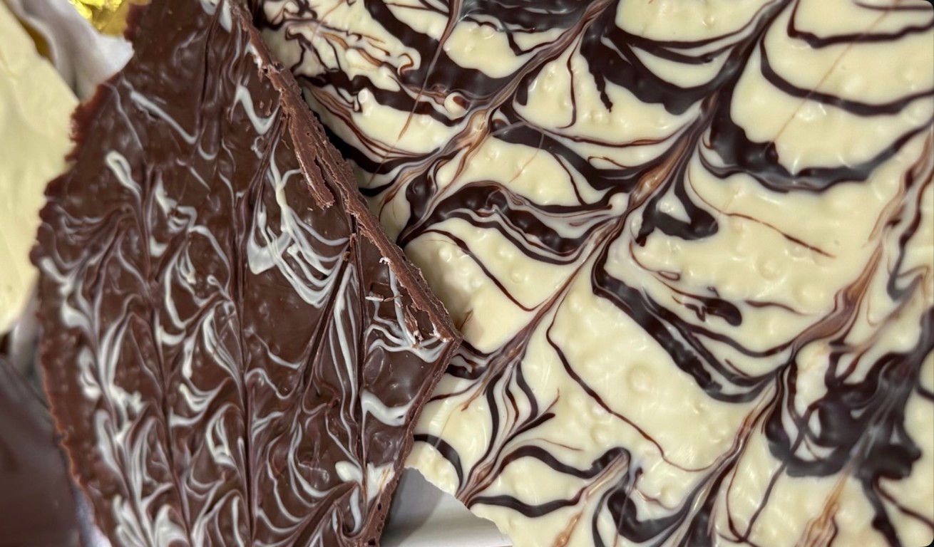 Chocolate marmolado artesanal con vetas de chocolate blanco y negro