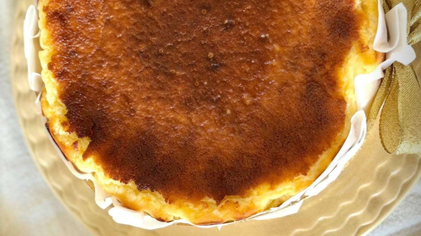 Torta vasca vista desde arriba, con la superficie caramelizada, sobre un plato dorado
